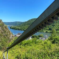 Monorackbahn für Material und Personentransport in den steilen Weinlagen bei Karden