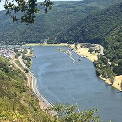 Aussicht vom Kompuskopf: links das Wehr, rechts die Schleuse Müden