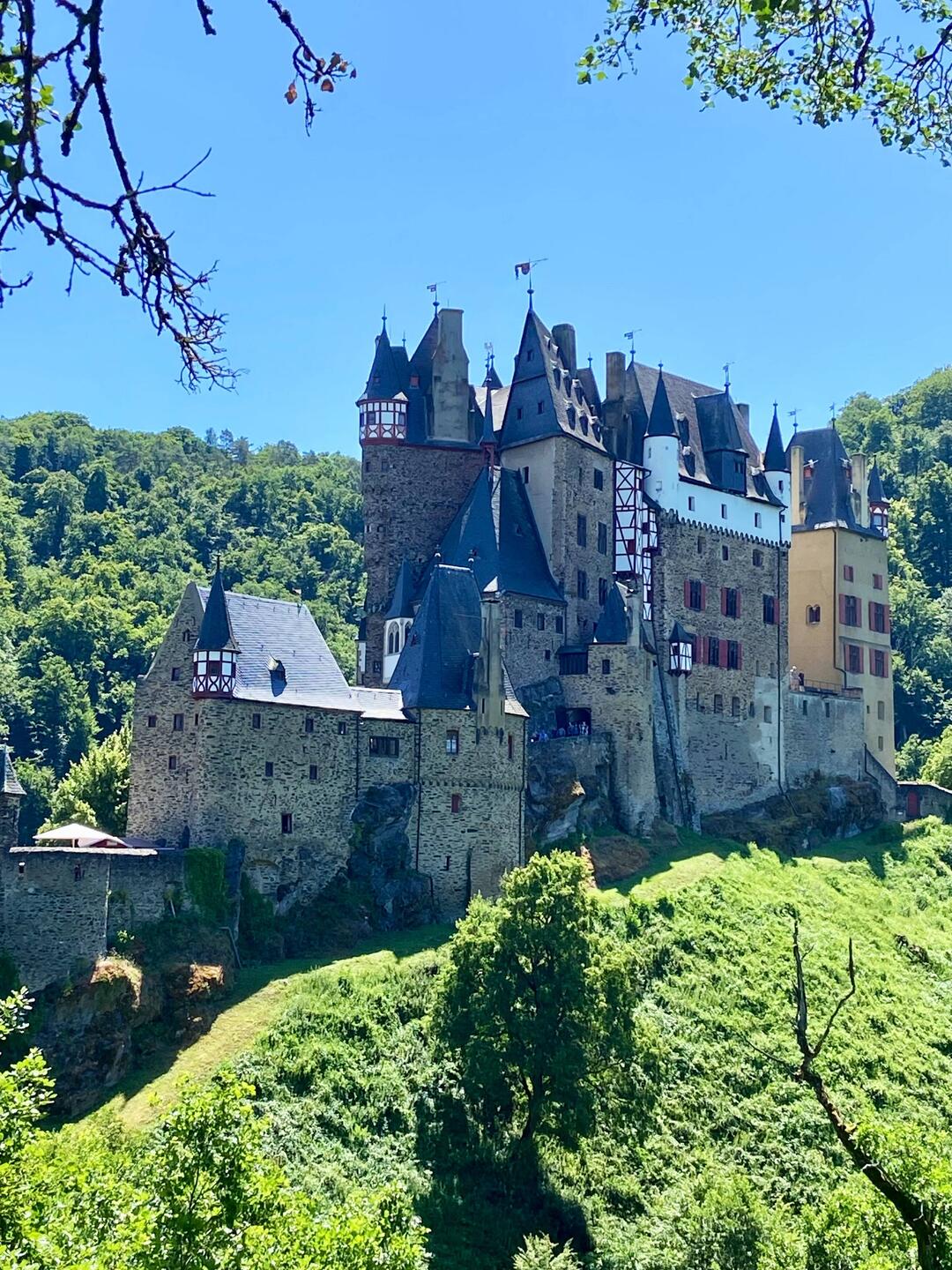 Burg Eltz (Südseite), seit 1157 in Familienbesitz