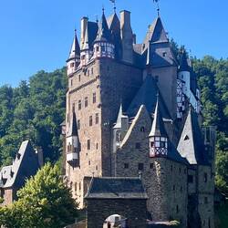 Burg Eltz (Westseite), der Besitz erstreckt sich über ca. 300 ha