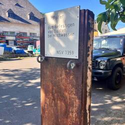 Hochwasserpoller in Hatzenport, nicht am Fluss, sondern am deutlich höher gelegenen Busbahnhof