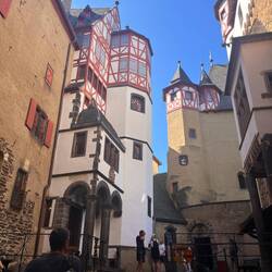 Innenhof der Burg Eltz mit den drei Wohntürmen der drei Familienzweige