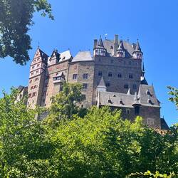 Burg Eltz Ostseite, heute Museum und Verwaltung des Familienbesitzes