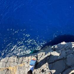 Mit einem Fuß quasi am Abgrund 🤣