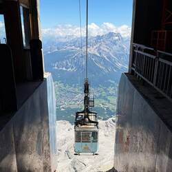 Cable car arriving