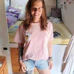 Frisch ge🚿t mit weichgespülten Haaren und neu erstandenem Shirt mit flauschiger 🌸