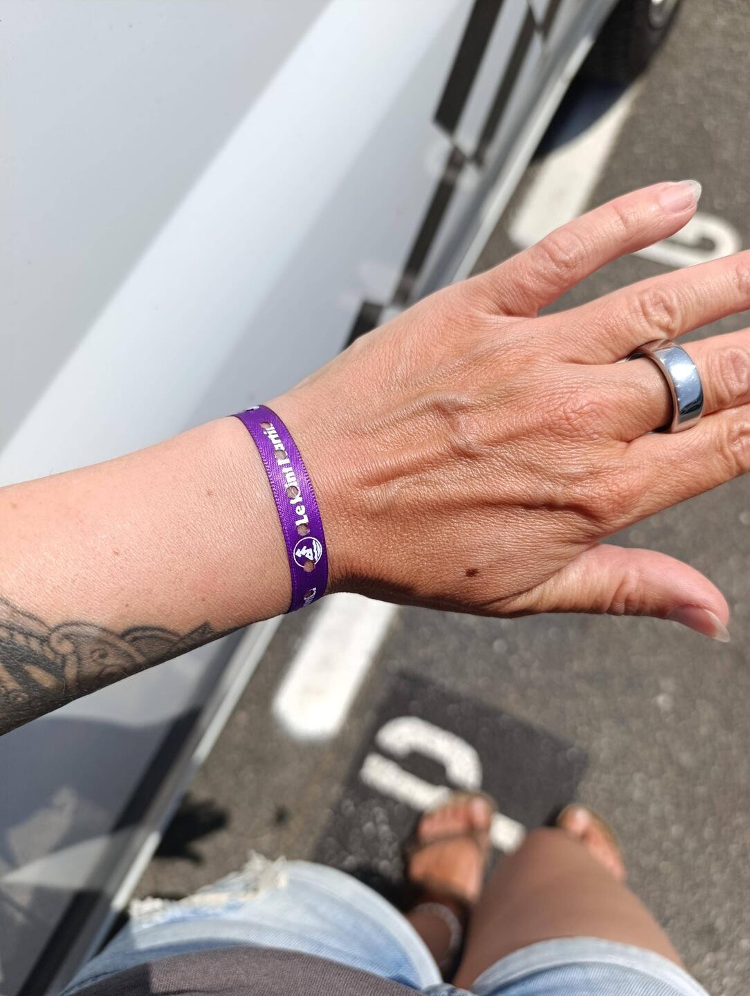 Zur Begrüßung gab's ein stylisches Armband 😎 Die Drinks gehen leider nicht auf's Haus. 🙄