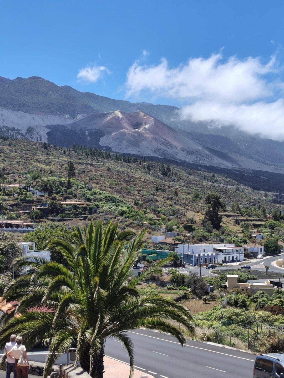 The new mountain formed by the 2021 eruption