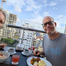 Letztes Frühstück im Hotel in luftiger Höhe