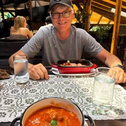 Angeblich habe ich einen Witz gemacht?! Ich glaube eher er freut sich über das Essen 🥘!