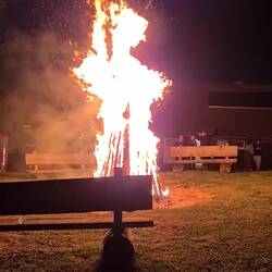 riesiges Feuer auf dem Campus