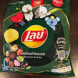 I love the variety of Lay's flavors in Thailand. This one is flavored with my favorite Thai snack.