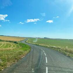 Eine endlose Strasse auf dem Weg in die Vogesen.