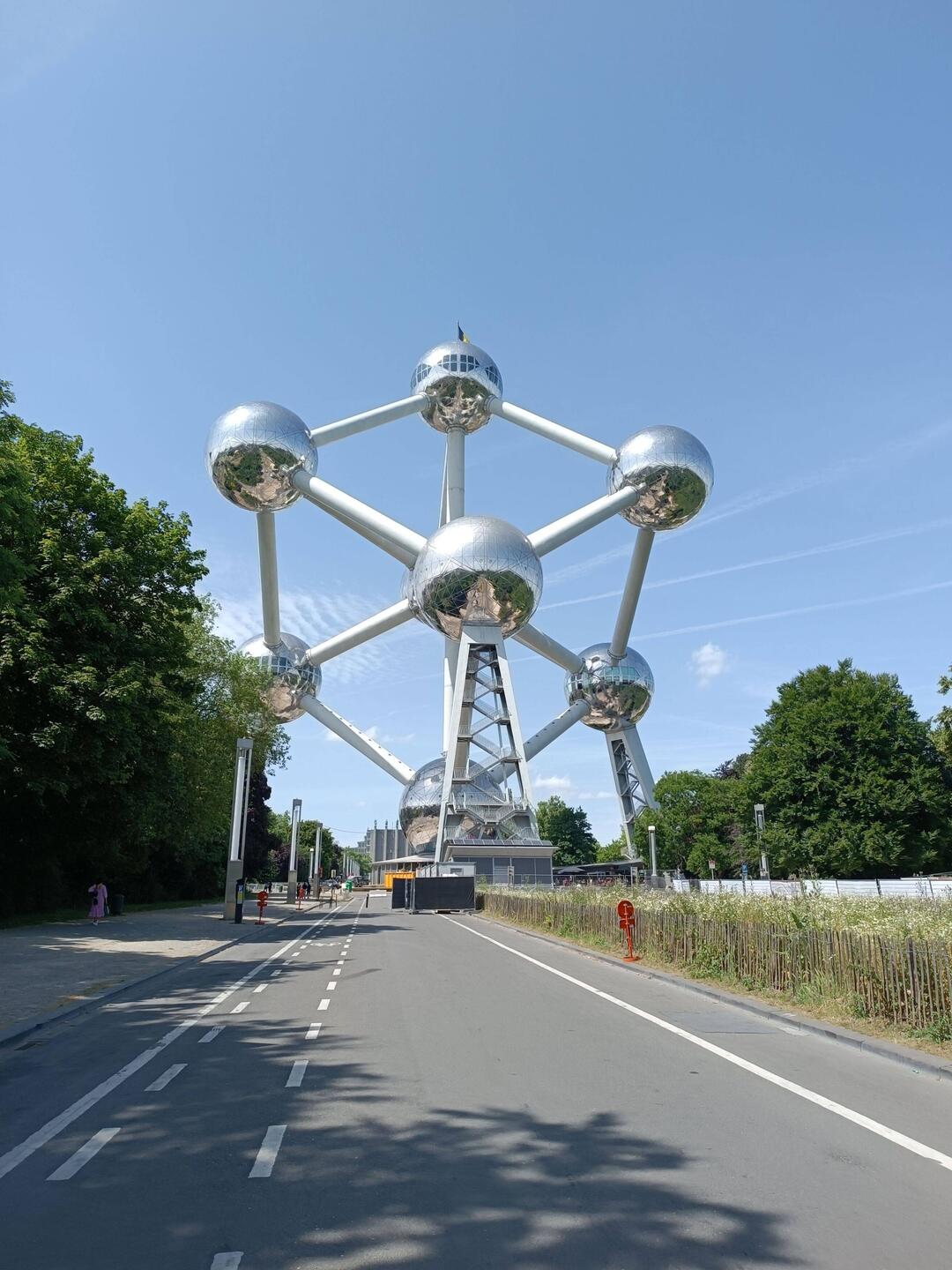 Vor dem Park: das Atomium
