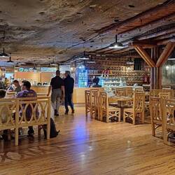 und einem Restaurant