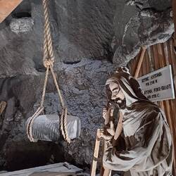 solche "Fässer" wurden hochgehieft