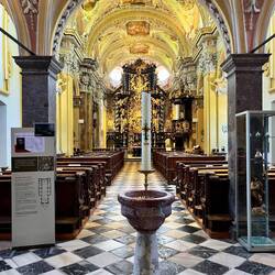 Zwar ist die Kirche selbst wegen Reparaturarbeiten nicht..