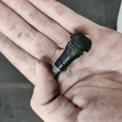 ...das Ventil am Reifen hinten links ist gerissen