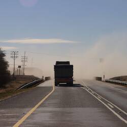 ...und stürmt so sehr, dass der Staub auf die Fahrbahn geweht wird