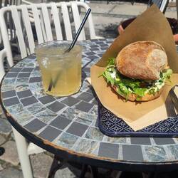 Mittagspause heute in einem richtigen Café (Nykøping macht es möglich)