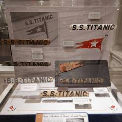 Beschriftungen der Rettungsboote.