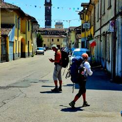 We komen aan in Tromello. Even zoeken naar de juiste plek.