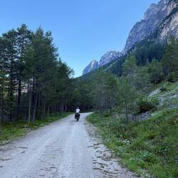 Im Schatten der Berge war es gut frisch um 8 Uhr morgens.