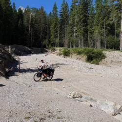 Hier hat sich eine Sturzflut metertief durchs Erdreich gegraben.