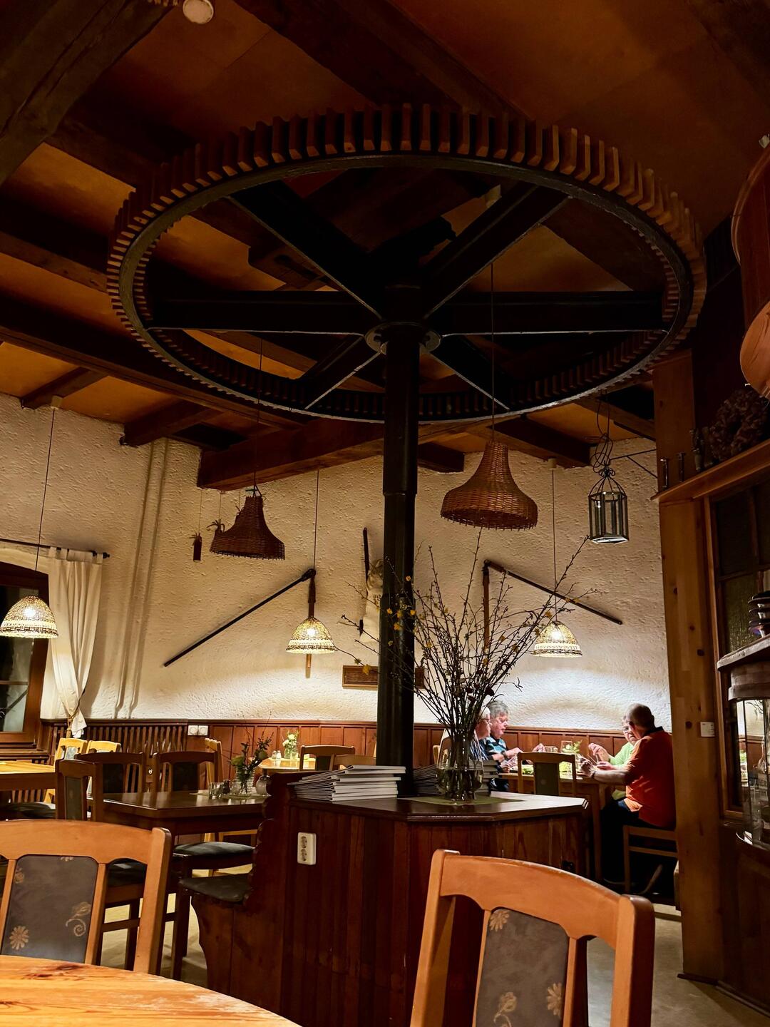 Wir essen etwas in der alten Mühle