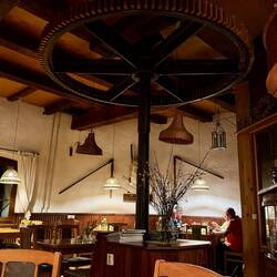 Wir essen etwas in der alten Mühle