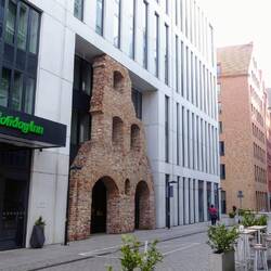 Denkmalpflege: In der Mitte ein historischer Speicher, außen Holiday Inn