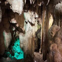 Unterhalb des Wasserfalls gibt es außerdem eine Höhle