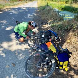 Plötzlich Loch im Reifen. Zum Glück greift die Dichtmilch und Flo muss nur Luft nachpumpen