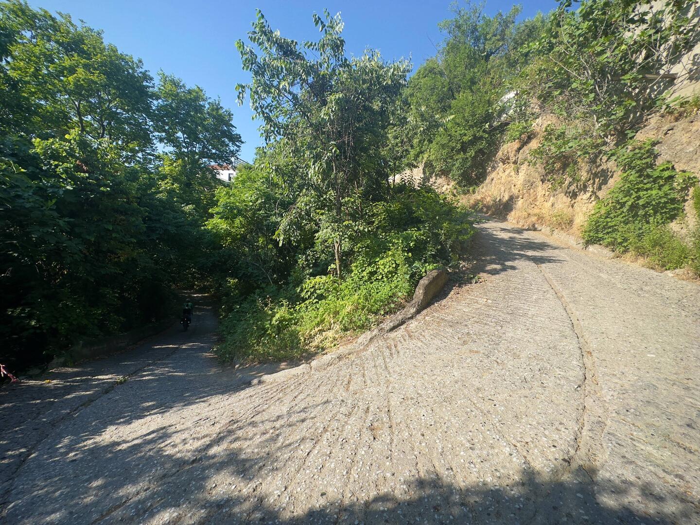 Erst steil bergab, aus Edessa raus