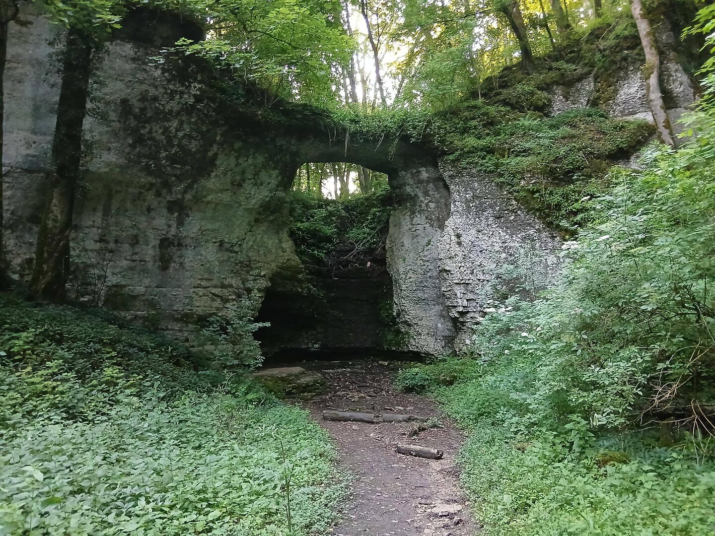 Im Tal versteckt eine natürliche Brücke