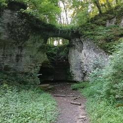 Im Tal versteckt eine natürliche Brücke