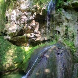 Leicht versteckter Wasserfall mit Schwimmbecken