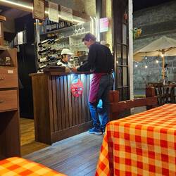 Eine Pizzeria. Und der Beginn des Alpakapizzatests.