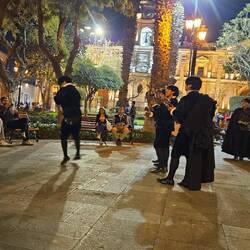 Sangesknaben auf dem Plazza de Major. Studenten brauchen auch Mäuse.