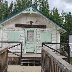 Unterwegs die Behausungen früherer Siedler ...