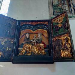 Oma und Mutter mit Jesus. Anna Selbtritt ist immer zu finden in den deutschen Kirchen. Original