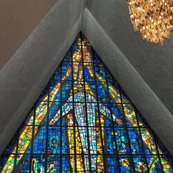 Bekannt durch ihr riesiges Buntglasfenster