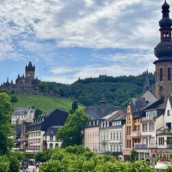 Cochem mit Reichsburg, von Weitem schön anzusehen