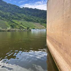 Schleuse Bruttig-Fankel, die Fahrgastschiffe werden geschleust, wir warten an der Mauer