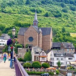 Kirche St. Remaclus in Cochem, gebaut 1964-68, oberhalb des Yachthafens