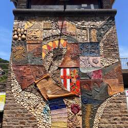 Mosaik zur Stadtgeschichte Cochems, 1982 vom Cochemer Grafiker C. Nicolay