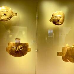 Des masques mortuaires en or