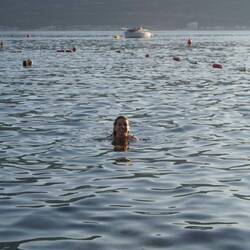 hilft nur nu en Sprung is Wasser