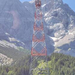 Dann geht's hinunter mit der hochmodernen Kabinenbahn.....