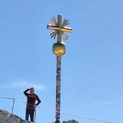 ...beobachten das aus der Ferne.